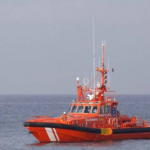 Un helicóptero y una embarcación de Salvamento Marítimo