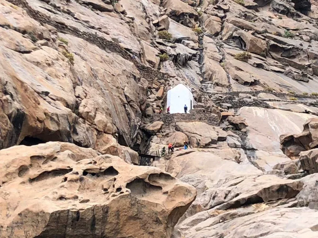 La lluvia provocó una subida del cauce del Barranco que dejó atrapado al joven de La Vega.
