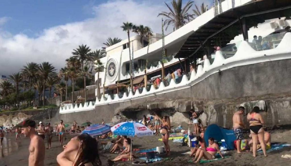 Técnicos municipales inspeccionan el local de ocio tras retomar su actividad sin haber concluido las obras de ampliación del edificio