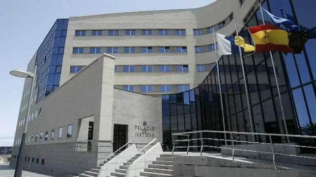 La Audiencia Provincial también estipula que debe pagar una indemnización de 100.000 euros al padre