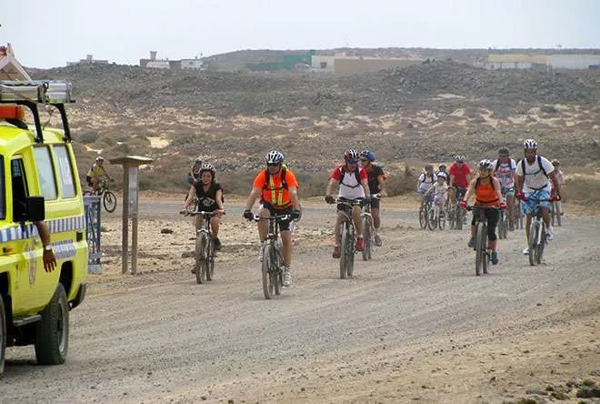 El Ayuntamiento de La Oliva y el Club de la Bici Verde invitan a todos los interesados a unirse a esta actividad deportiva y de concienciación