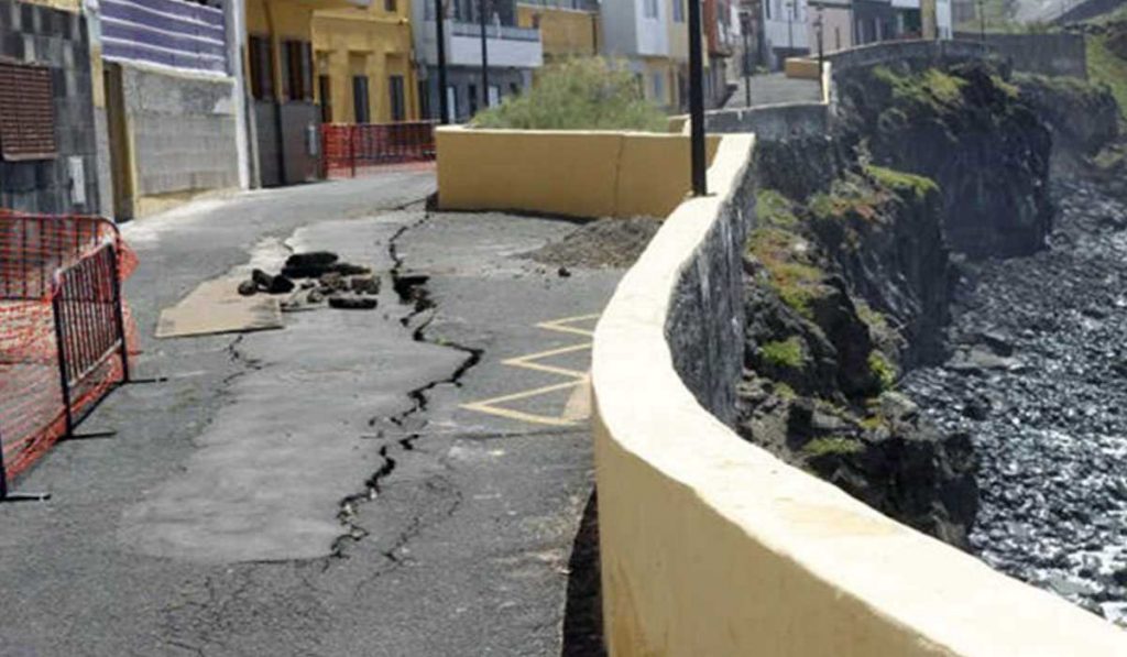 Una grieta en una de las cuevas que están debajo de las viviendas pone en peligro de derrumbe a los inmuebles