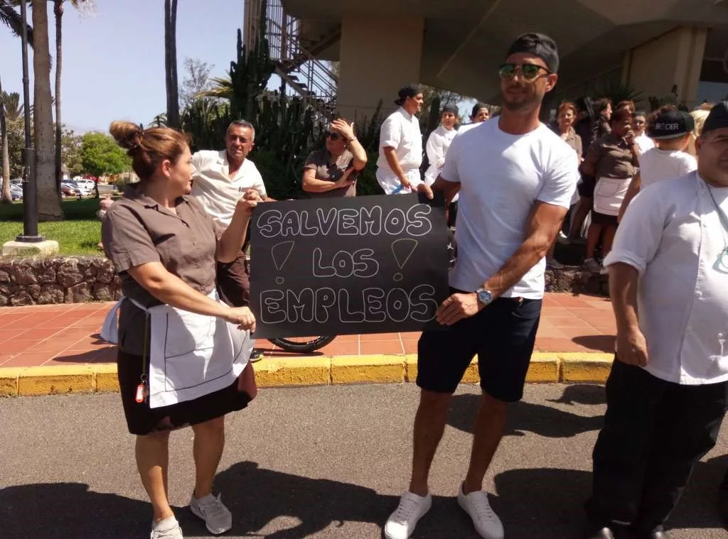 Trabajadores del Oliva Beach reivindican la reforma del hotel para salvar los empleos