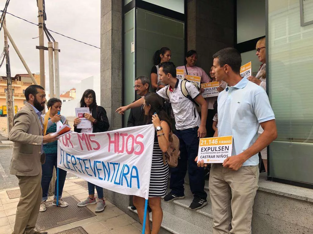 La campaña hacia "la profesora que quiere castrar niños" ha sido difundida por la asociación HazteOir.org