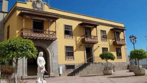 Los denunciantes recuerdan que Ana María Pérez fue condenada por delitos continuados de prevaricación urbanística y administrativa