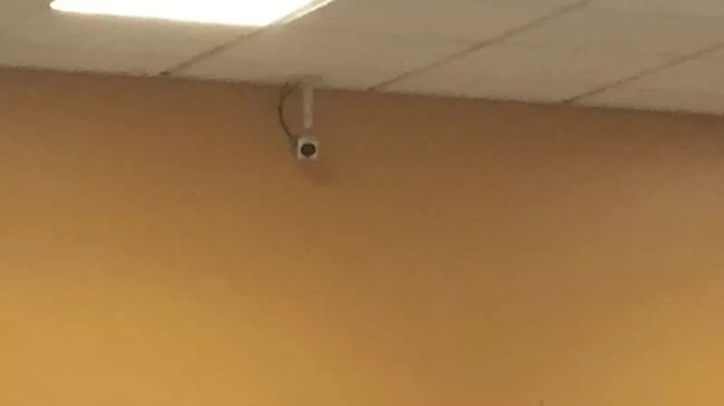 Achaca su cambio de criterio en una obra del denunciante a una decisión política