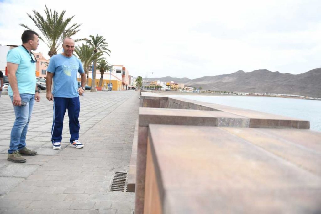 Los trabajos han consistido en la sustitución de la piedra por otra más resistente al entorno marino y la adaptación de los bancos
