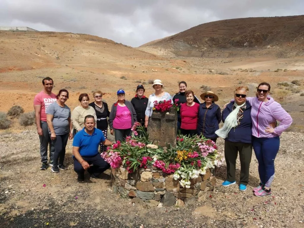 Pertrechados con flores y hojas de palma