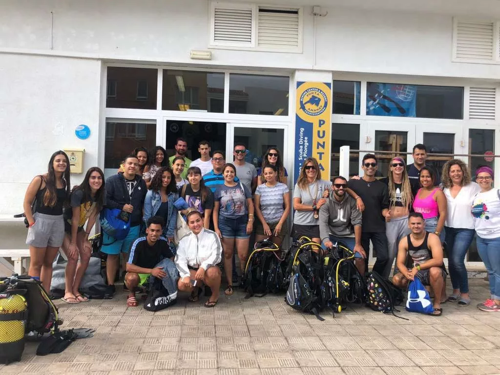 Un total de 60 jóvenes han podido disfrutar de una actividad de iniciación al buceo en Corralejo