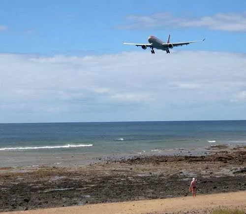 Una de las dos mujeres que iban a bordo tuvo que ser hospitalizada tras desembarcar en la Playa de Guacimeta / La otra fémina era menor de edad