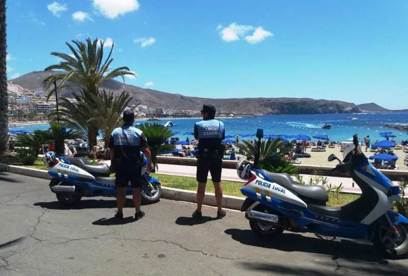 Agentes de la Policía Turística levantaron 15 actas en el litoral de Los Cristianos y Playa de las Américas en solo tres días