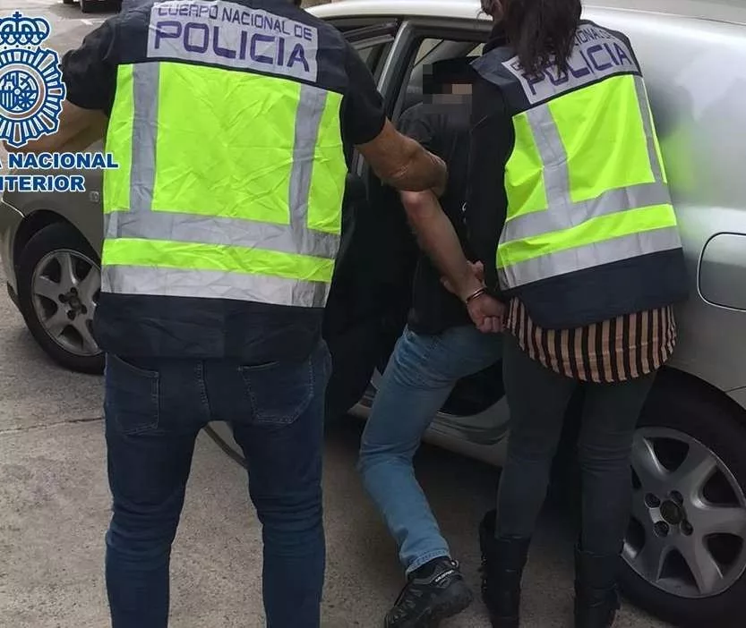 El arrestado compartía información con datos sobre dos estaciones de servicio y explicaba el mejor acceso para incendiarlas