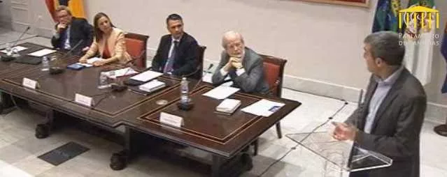 El presidente canario levantó los reparos basándose en los informes de un primo del padre y del jurista al que le encargó la Ley del Suelo