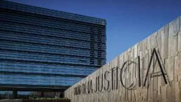 Argumenta que el Ministerio de Justicia la designó pese a que carecía de los méritos legales exigidos