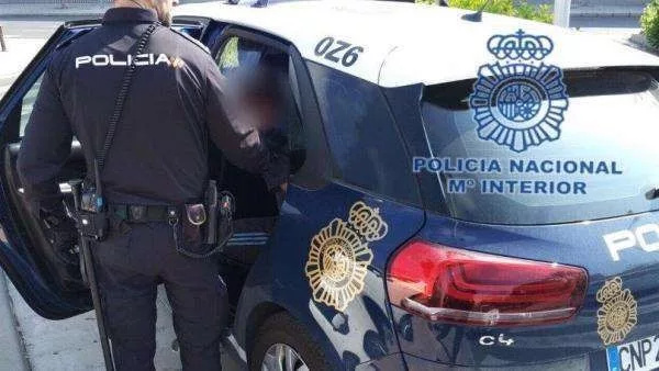 Los arrestados le propinaron varios golpes en la cara para sustraerle varias monedas