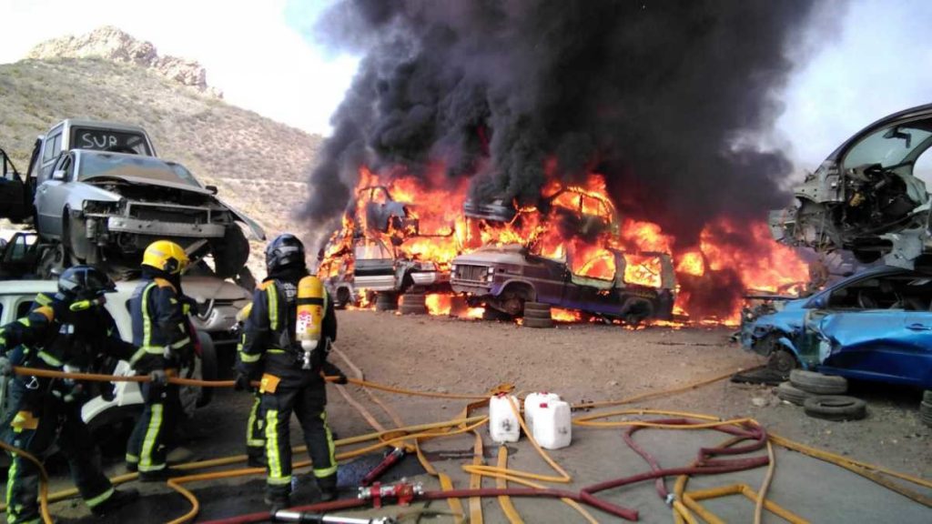 Los bomberos extinguieron las llamas después de que un ciudadano alertara del fuego