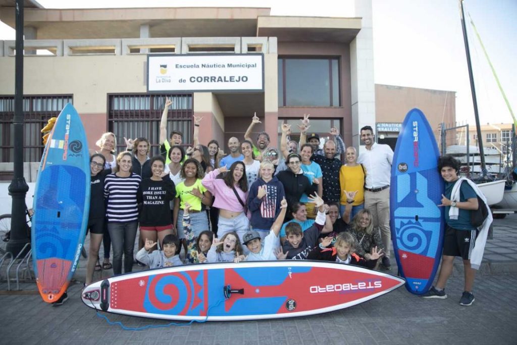Isaí Blanco y Gleiber Carreño hicieron entrega de este reconocimiento al club de Corralejo y a los jóvenes deportistas