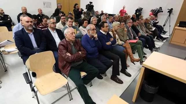 Condena a los 21 encausados que admitieron su culpa y absuelve a los otros siete