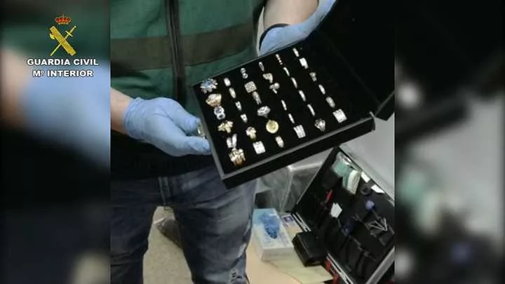 En la operación se ha detenido a seis personas / Las piezas estarán expuestas en la Comandancia para que las identifiquen sus propietarios