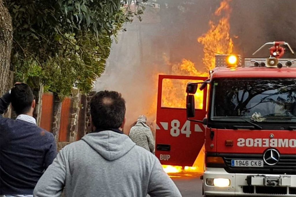 La Policía halló pruebas de que el accidente fue provado y la víctima había sido rociada con gasolina antes de chocar