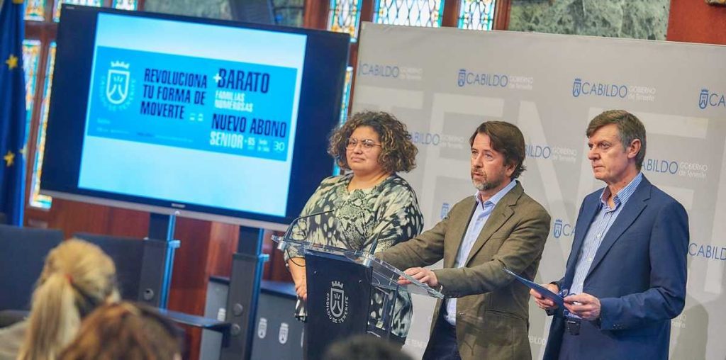 Nicolás Mesa pide un bono mensual de 30 euros para que un colectivo con ingresos medios de 400 euros pueda usar el transporte público