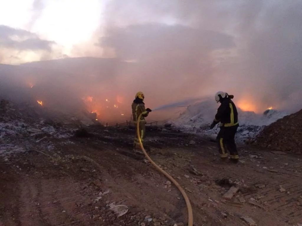 El complejo mediambiental majorero ha necesitado la actuación de Bomberos y personal del Cabildo para sofocar el fuego