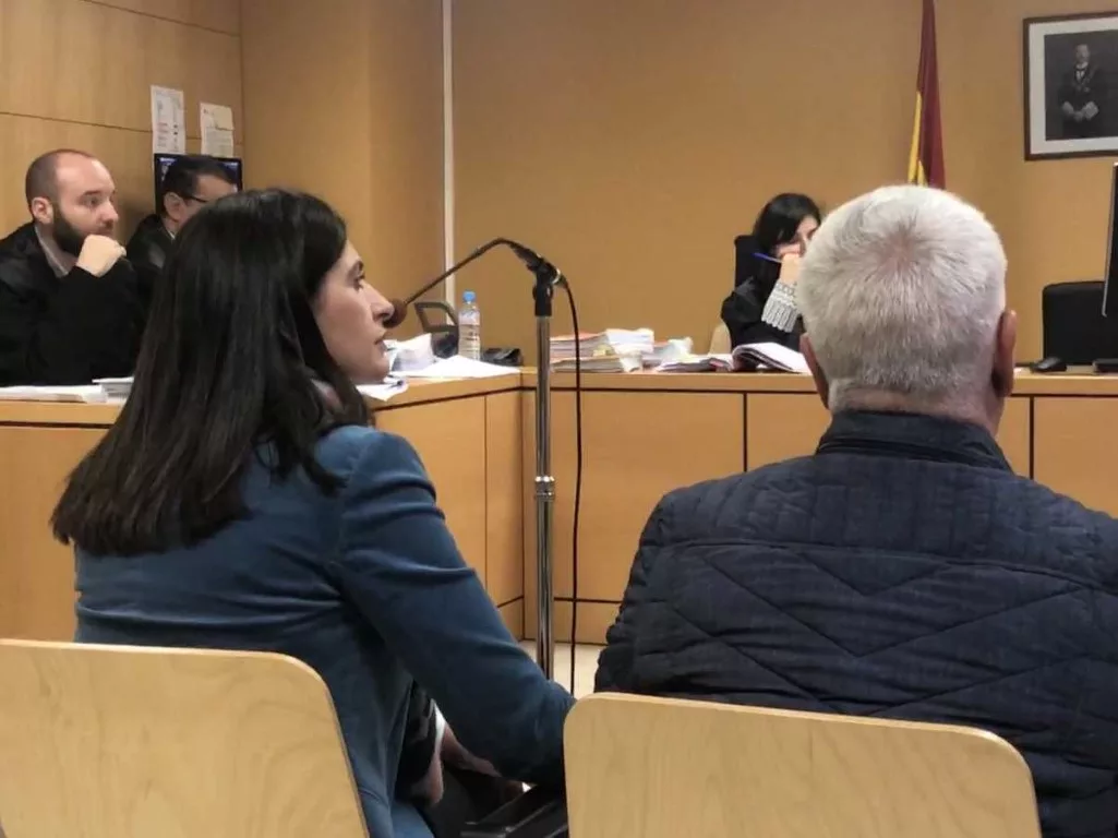 Presenta un escrito para que se solicite la responsabilidad patrimonial a Milagros Pérez y Víctor Hernández por sus contrataciones ilegales