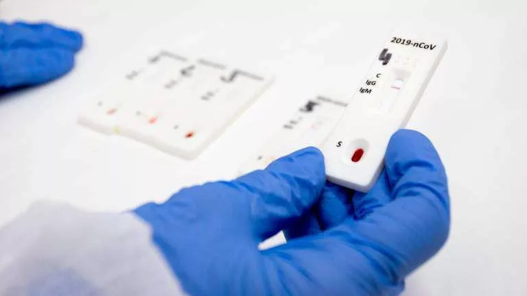 Estas pruebas tienen una alta sensibilidad en los primeros días desde el inicio de síntomas y se conocen los resultados en 15 minutos