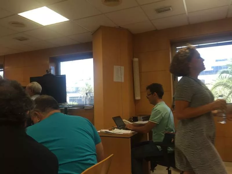 Una jurista municipal declara que fue destituida por informar sobre el mamotreto