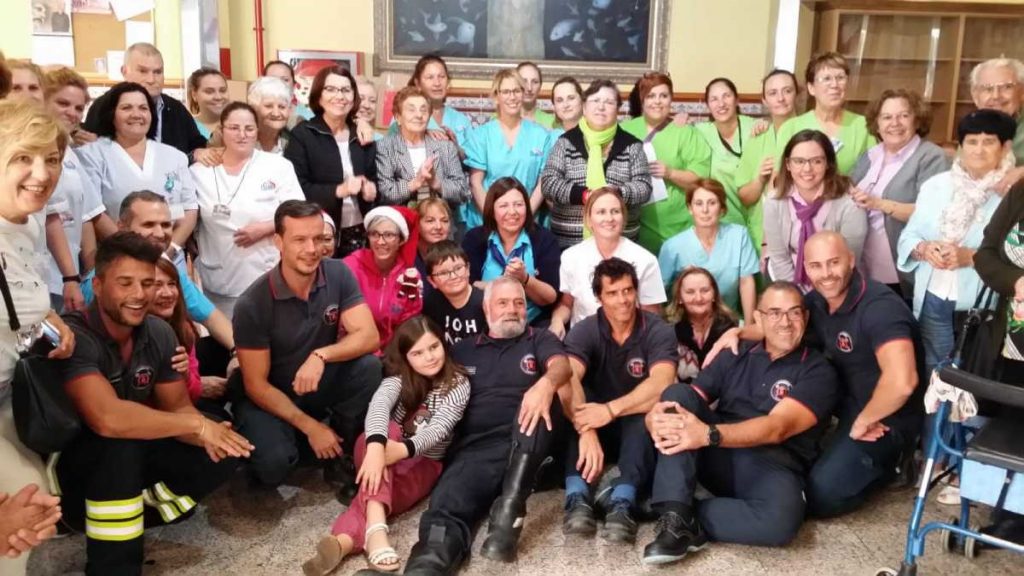 Bomberos de Tenerife llegaron cargados con la generosidad de los canarios y la Parranda Mavire puso la música a un gran día de fiesta el centro
