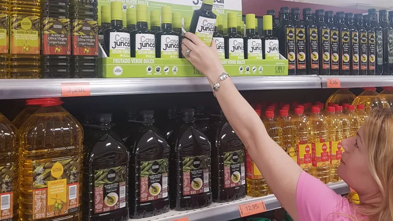 Facua denuncia que el aceite de oliva fue el producto que más se encareció en todo 2023