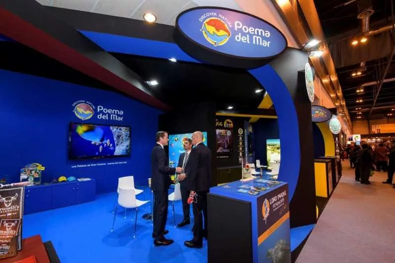 El pabellón se centra en los parques de ocio de la empresa en las Islas