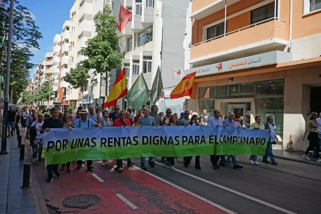 Agricultores manifestándose en la calle León y Castillo. /Acfipresss