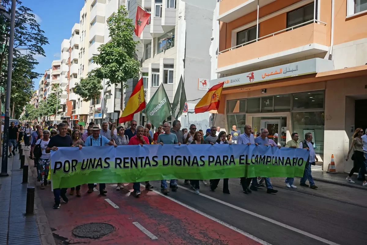 Agricultores manifestándose en la calle León y Castillo. /Acfipresss