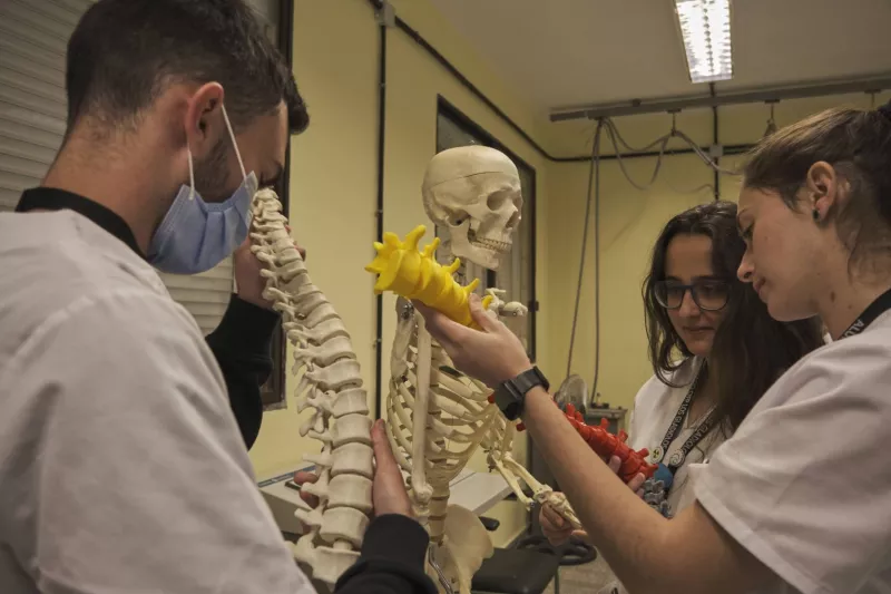 Alumnos durante una prácticas de FP dual. /Cedida