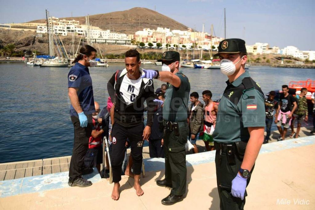 La embarcación fue localizada por la Guardia Civil y remolcada hasta el muelle de Gran Tarajal
