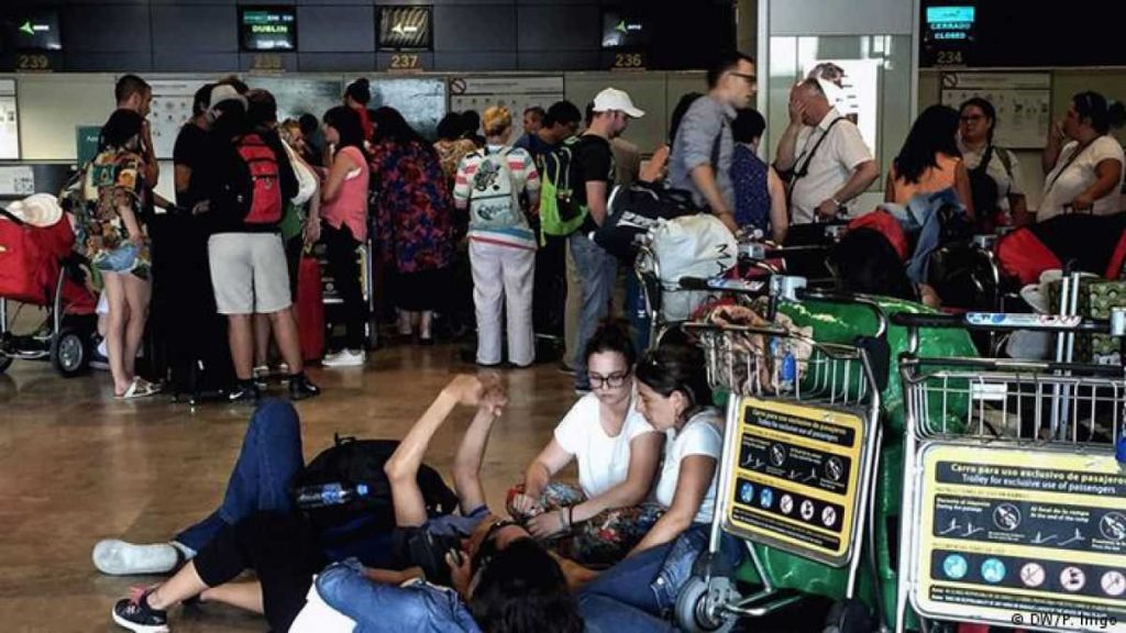 Pilotos y personal de vuelo han sido convocadas por los sindicatos en una semana clave de operación vacacional.