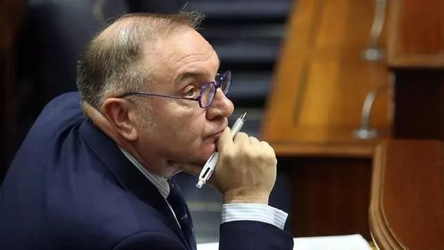 Baltar alude a los picos de la gripe para justificar el colapso y la oposición le afea que se trata de una cuestión "previsible"