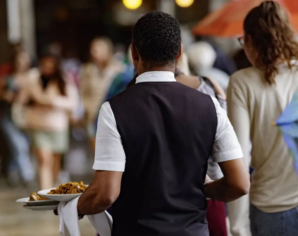 Camarero sirviendo en una terraza