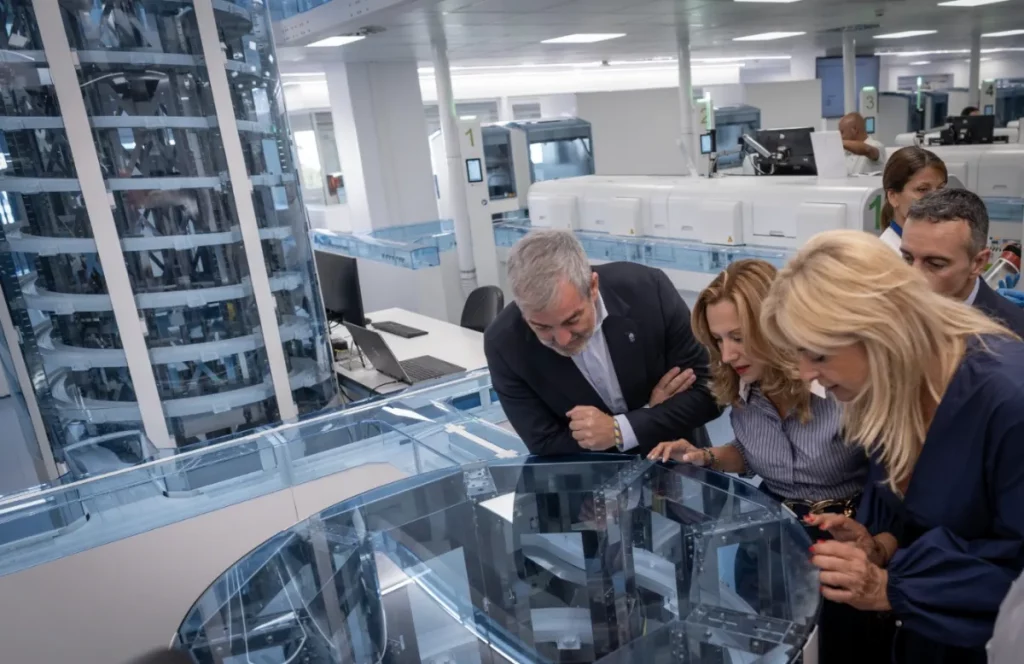 Clavijo destaca el uso de la tecnología en el Hospital de La Candelaria para automatizar los laboratorios
