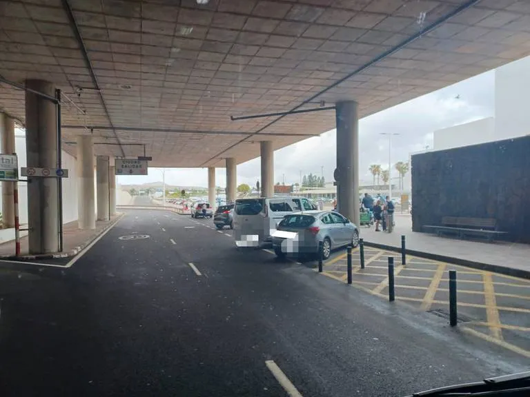 COCHES APARCADOS EN LA TERMINAL 1 DEL AEROPUERTO DE LANZAROTE
