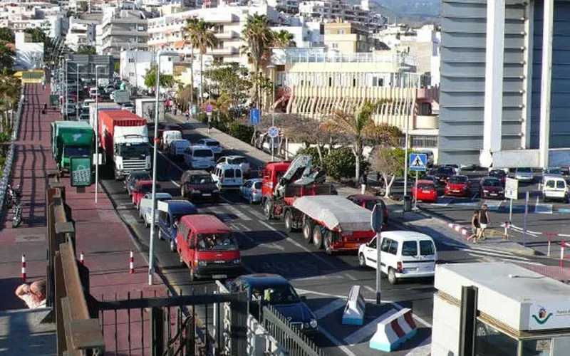 Colapso de tráfico en Los Cristianos.