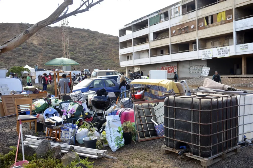 210 personas en la calle