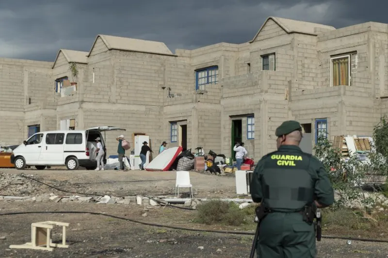 El desalojo de las 28 viviendas ocupadas por 75 adultos y 24 menores en Lanzarote