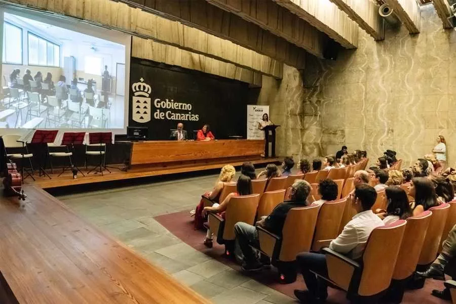 La consejera de Educación del Gobierno regional y el presidente de la Fundación DISA hicieron entrega de estos galardones