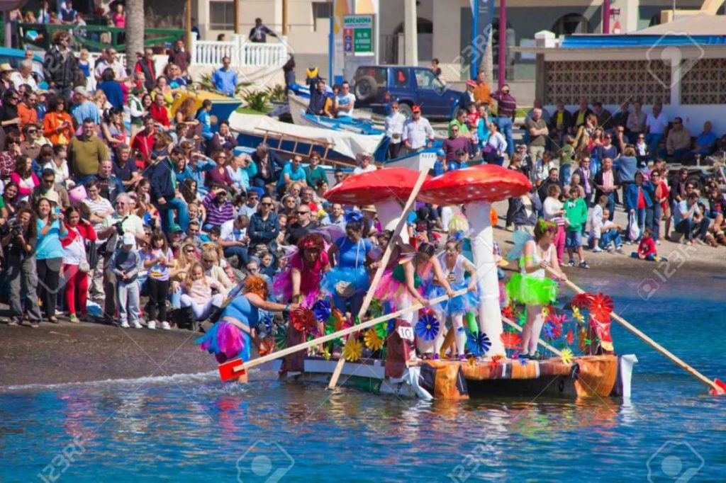 La Regata de Achipencos espera un récord de participantes y una multitud de público acude a la fiesta en la Playa de Los Pozos