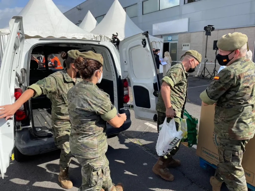 soldados colaborando con el telemaratón solidario de mírame tv