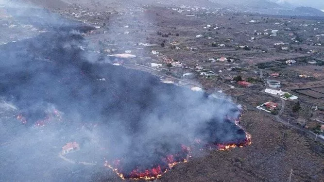 El avance de la lava arrasó casas