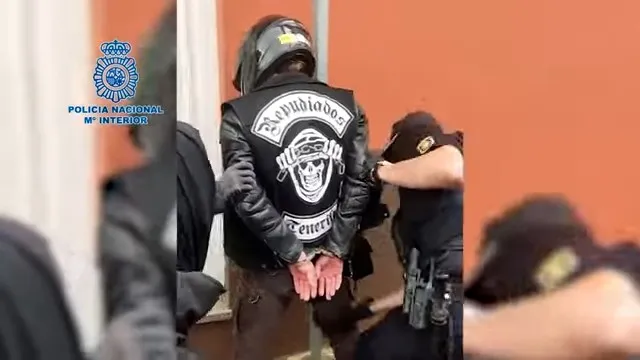 El momento de la detención de uno de los miembros de la banda motera.