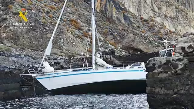 El velero varado en el muelle de Antequera.
